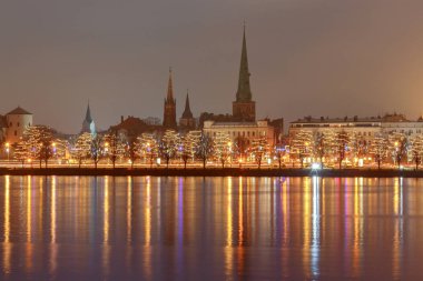 Riga. Görünümü Daugava've Noel şehir set.