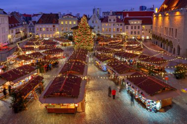 Tallinn. Noel 'de kasaba meydanı.