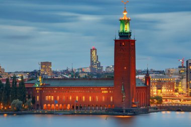 Stockholm. Gün batımını belediye binasına.
