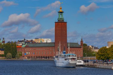 Stockholm. Güneşli bir günde Belediye Binası.
