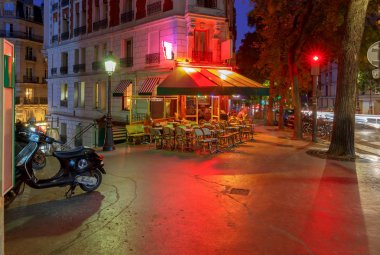 Paris. Montmartre geceleri.