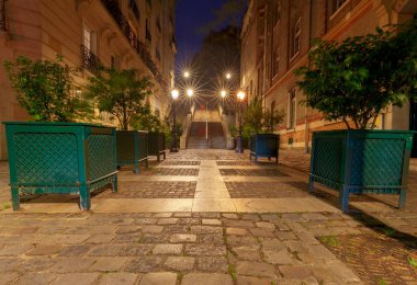 Montmartre sokaklarında gece aydınlatma. Paris. Fransa.