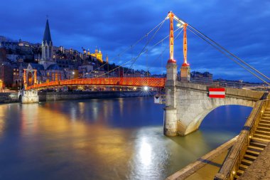 St. George Kilisesi ve Bridge St George Saone nehrin karşısındaki. Lyon. Fransa.