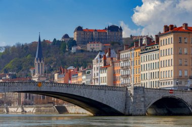 St. George Kilisesi ve Bridge St George Saone nehrin karşısındaki. Lyon. Fransa.