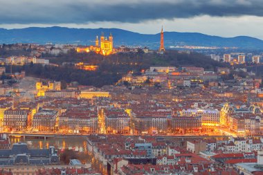 Gün batımında doğal hava görünümünü Lyon. Fransa.
