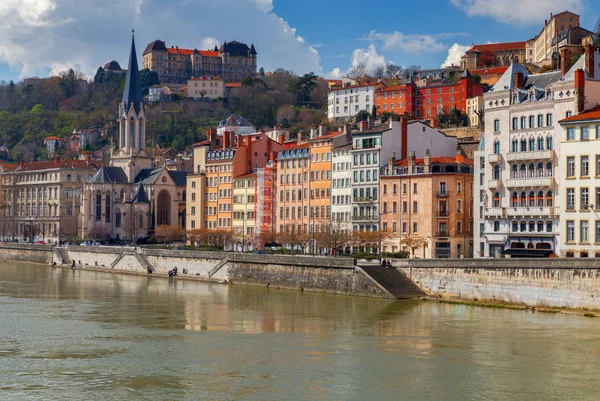 Сонячний День Місто Насипають Вздовж Річки Саоне Ліон Франція — стокове фото