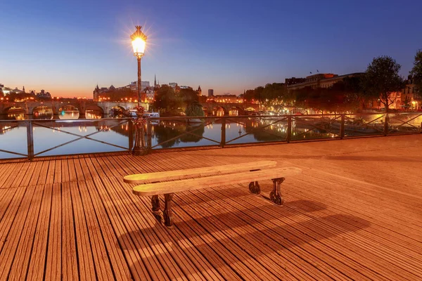 В Париж. Мост Леопольда Седара Сенгора . — стоковое фото