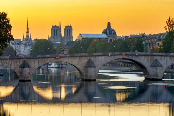 Paris. Seine boyunca şehir set. — Stok fotoğraf