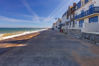 Saint-Malo şehir avlusunda güneşli bir günde manzara. Brittany. Fransa.
