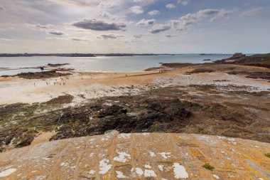 Saint-Malo 'da. Kumsalda sular çekildiğinde.