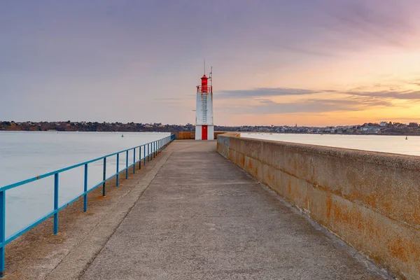 Saint-Malo. Ein Wellenbrecher und ein Leuchtturm. — Stockfoto