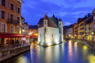 Annecy. Günbatımı üzerinde eski şehir.