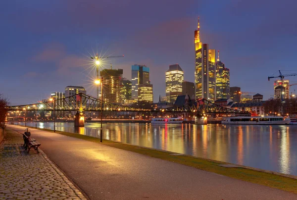 Frankfurt. Wolkenkratzer des städtischen Geschäftszentrums. — Stockfoto