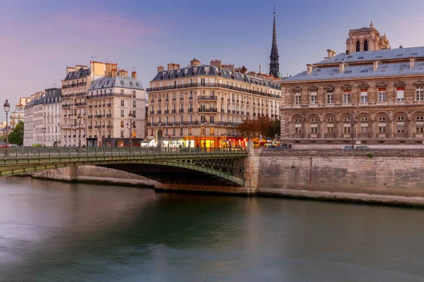 Paris. aterro da cidade ao pôr-do-sol . — Fotografia de Stock