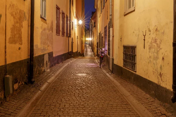 老中世纪街道在夜照明在海岛格姆拉斯坦斯坦 斯德哥尔摩 — 图库照片