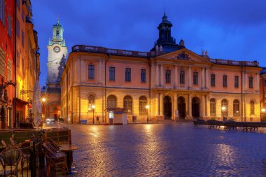 Gece aydınlatma Adası Gamla Stan üzerinde eski ortaçağ sokakta. Stockholm. İsveç.