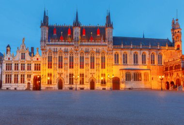 Brugge. Town Hall Meydanı gün batımında.