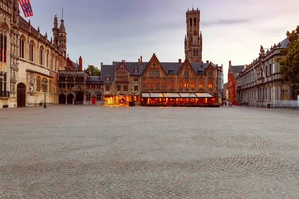 Brugge. Rådhustorget i solnedgången. — Stockfoto