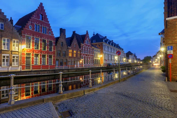 Brugge. Kanaal Spiegel Rei. — Stockfoto