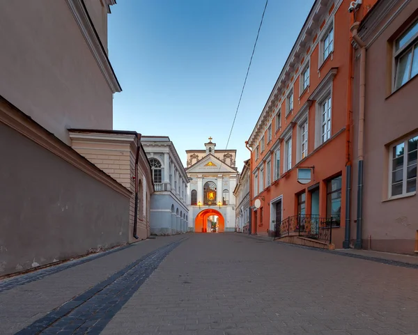 Vilnius. Oude stadspoort bij dageraad. — Stockfoto