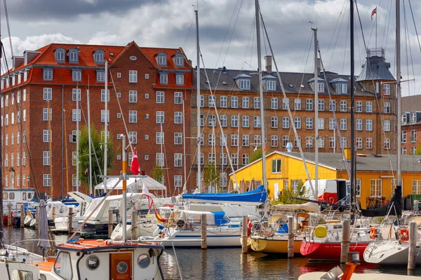 Copenhague. Terraplén de la ciudad en un día soleado. — Foto de Stock