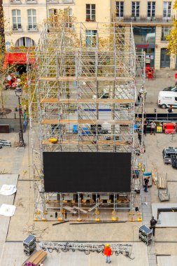 Paris. Alan Georges Pompidou Merkezi önünde.