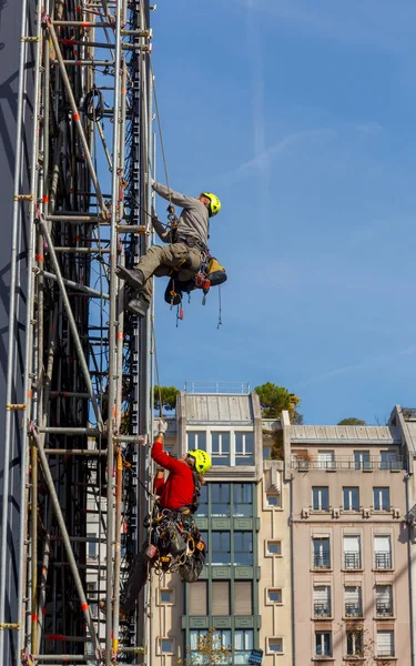 Paris. Industrial climber. — Stock Photo, Image