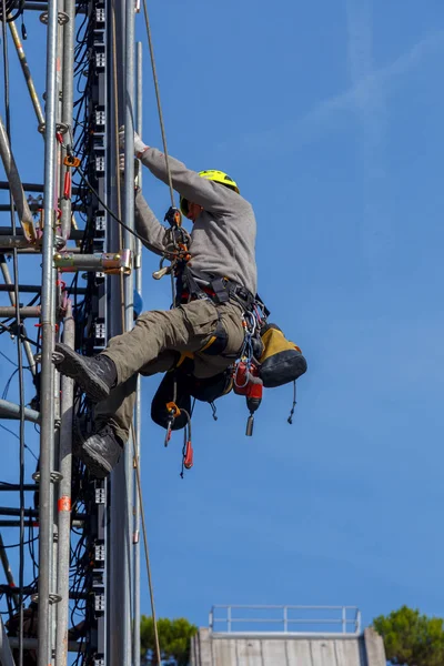 Paris. Industrial climber. — Stock Photo, Image