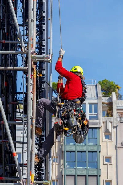 Paris France September 2018 Industrial Climbers Install High Rise Construction — Stock Photo, Image