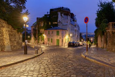 Paris. Montmartre tepe üzerinde eski sokak.