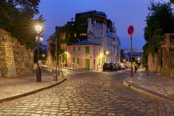 Paris. Montmartre tepe üzerinde eski sokak.