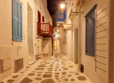 Yunanistan. Mykonos. Gün batımında eski dar sokak.