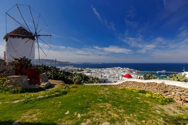 Mykonos. Um velho moinho de vento tradicional . — Fotografia de Stock