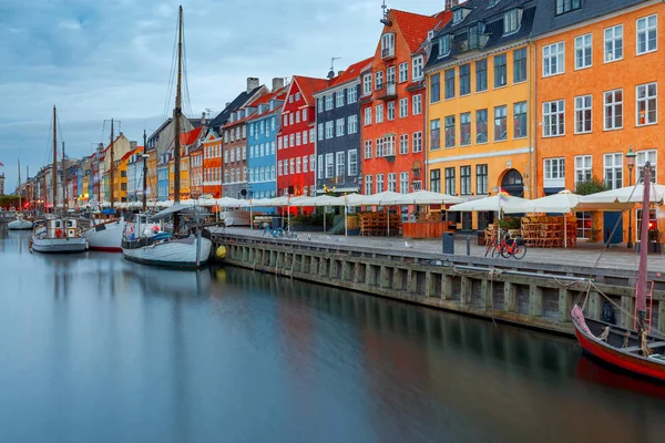 Kodaň. Kanál Nyhavn je za úsvitu. — Stock fotografie