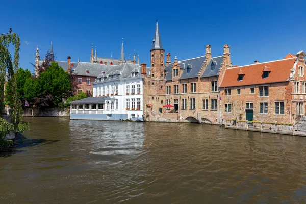 Brugge. Kanal üzerinden Ortaçağ evleri. — Stok fotoğraf