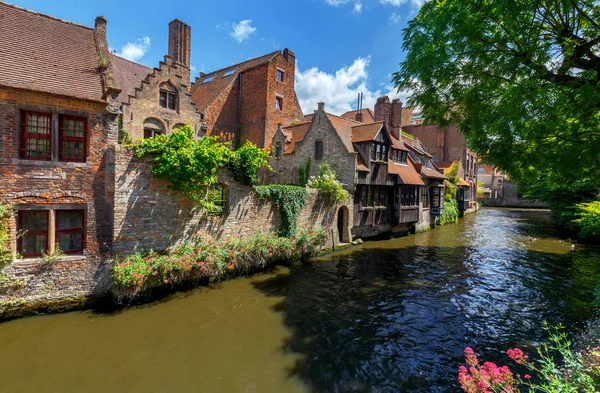 Brugge. Medeltida hus över kanalen. — Stockfoto