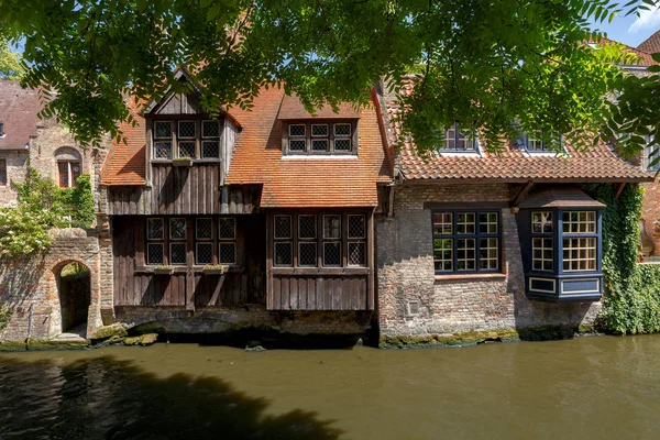 Brugge. Medeltida hus över kanalen. — Stockfoto