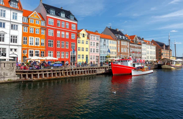 Köpenhamn Augusti 2018 Mångfärgade Fasader Gamla Medeltida Hus Och Fartyg — Stockfoto
