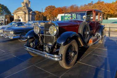 Paris, Fransa - 30 Eylül 2018: Sergi Concord meydanında retro otomobil