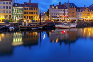Çok renkli cephe eski ortaçağ evleri ve Nyhavn kanal boyunca gemi. Danimarka.