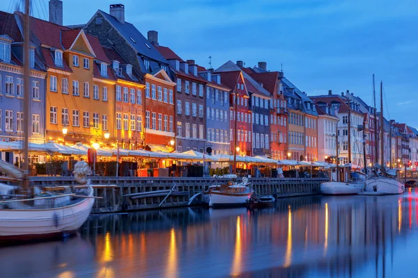 Çok renkli cephe eski ortaçağ evleri ve Nyhavn kanal boyunca gemi. Danimarka.