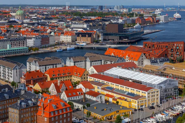 Kurtarıcı İsa 'nın Kilisesi' nin çan kulesinden şehrin havadan görünüşü. Kopenhag 'da. İsveç.