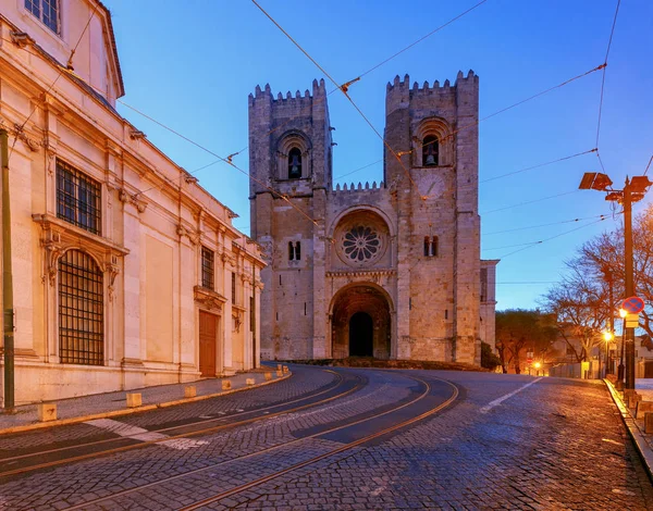 Lissabon. Gamla gatan nattetid. — Stockfoto