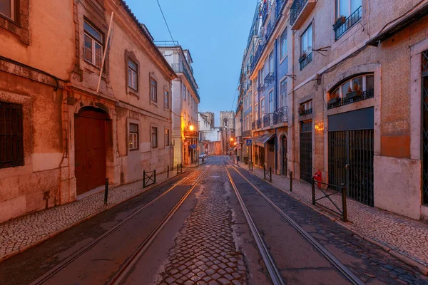 Lissabon. Gammel gade om natten . - Stock-foto