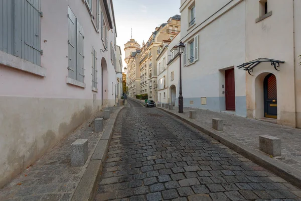 París. Famosas calles antiguas en la colina de Montmartre . — Foto de Stock