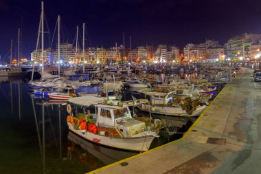 Atina. Bağlantı noktası pire.