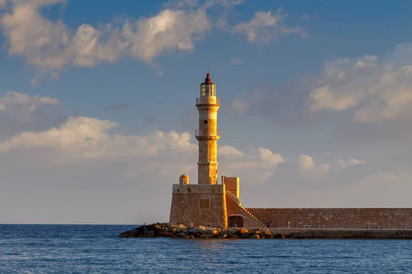 Chania. Latarnia morska w starym porcie. — Zdjęcie stockowe