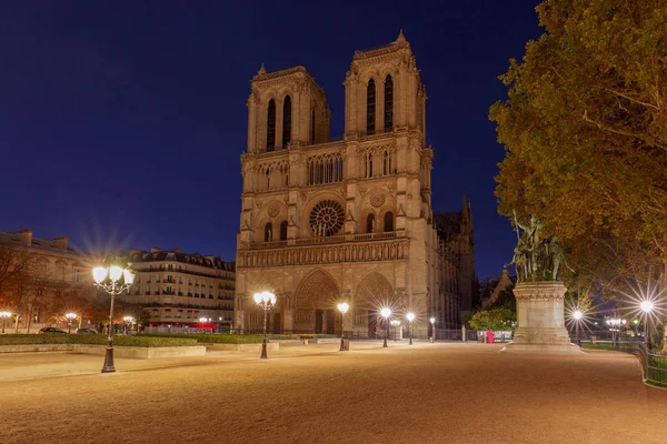 París. El edificio de la Catedral de Notre Dame . —  Fotos de Stock