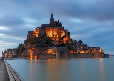 Gün batımında Mont Saint-Michel.