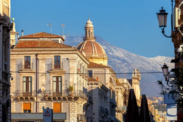 Catania. Etna vulkaan over de stad. — Stockfoto